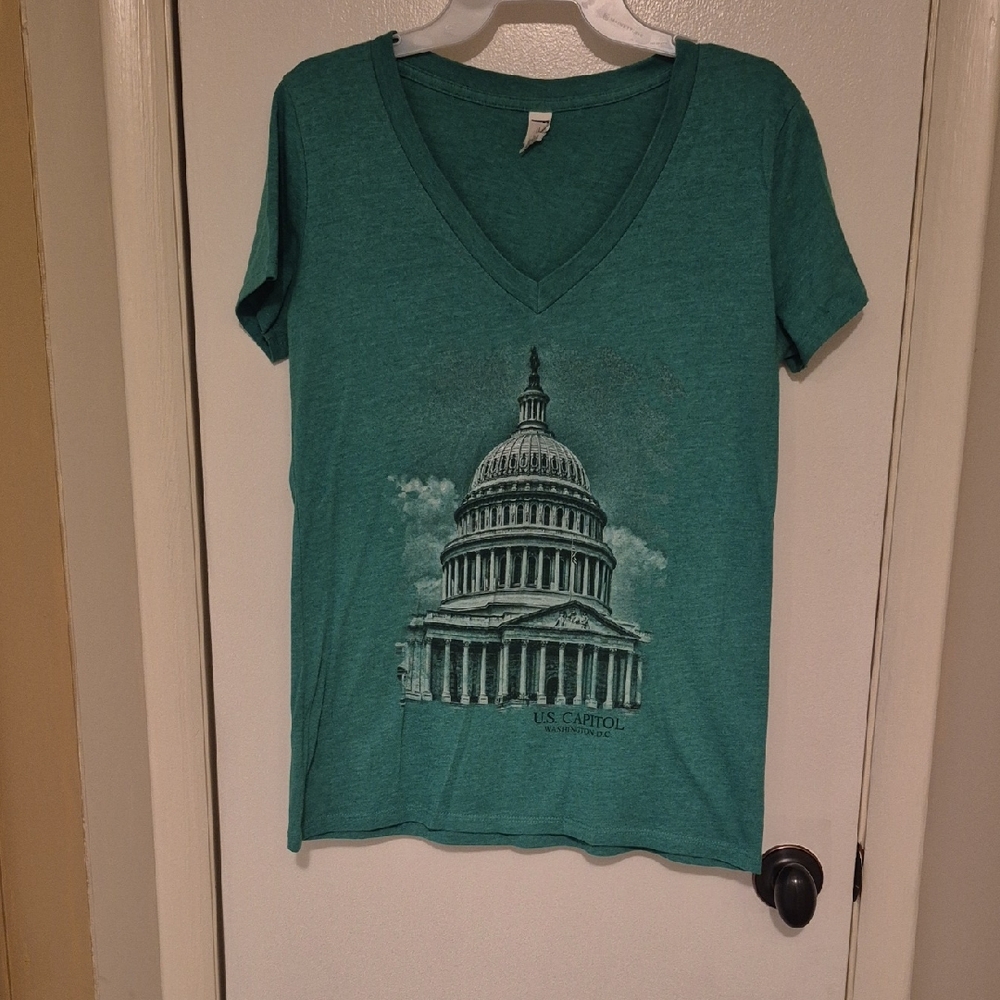 Green V-Neck Women Top with U.S. Capitol Print Sz L